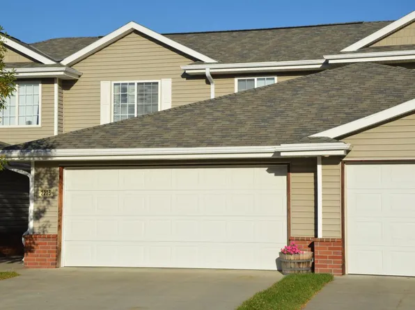 2225 Surfside Dr, Lincoln, NE 68528