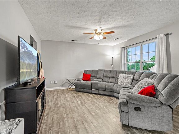 3rd image of 392 Scottsdale Cir