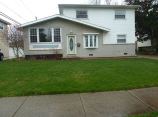 711 Waikiki Dr, Des Plaines, IL 60016