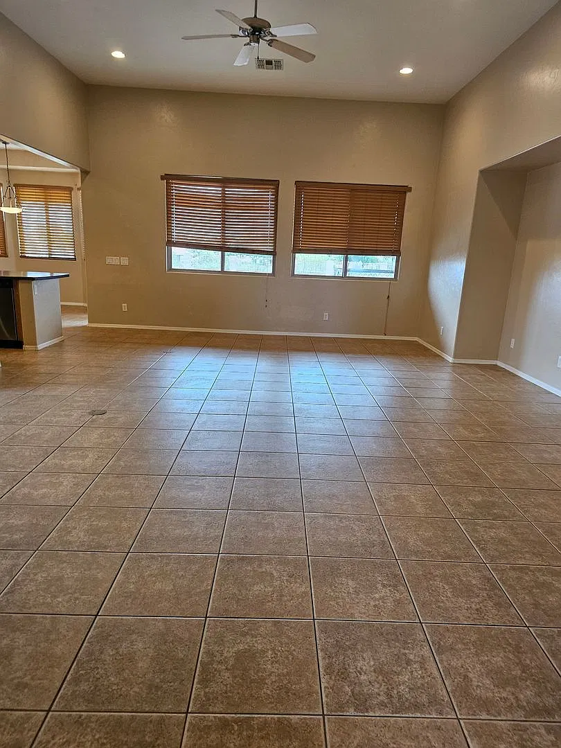 Large 4 bedroom 2 bath with a great view!! — Photo 2