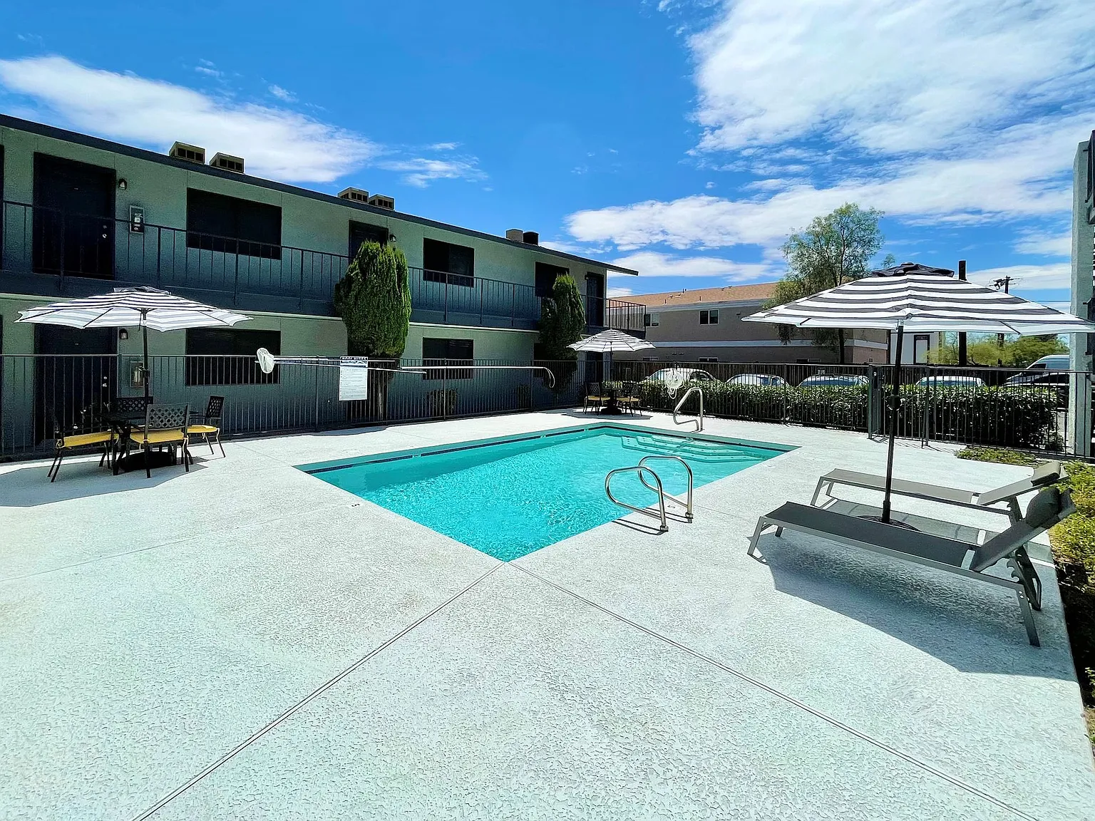 Desert Winds Apartments — Photo 2