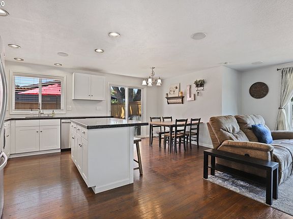 5th image of 894 NE Kathryn St