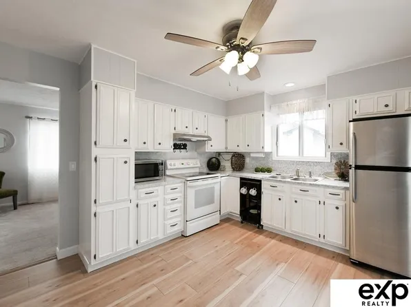 7502 Susan Ct, La Vista, NE 68128