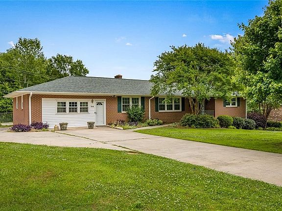 4th image of 704 Woodfield Dr