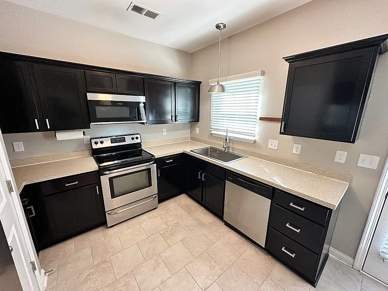 408 Cunningham Ln — Photo 10