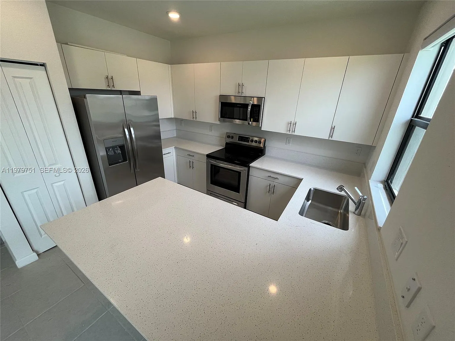 3 bed, 2.5 bath, 1489 sqft, $2,700 — Photo 2