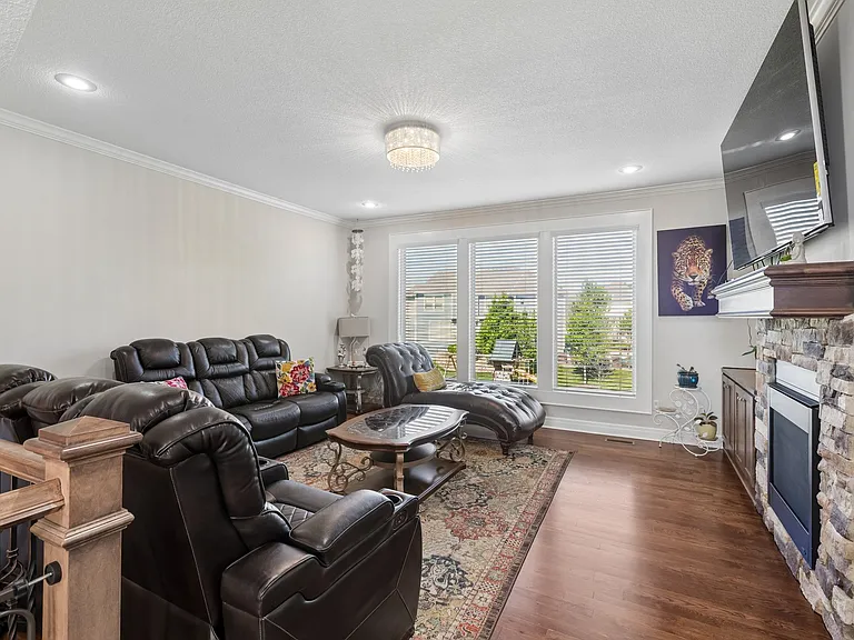 16324 Farley St — Photo 4