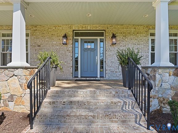 2nd image of 4818 Queen Carolyn Ln