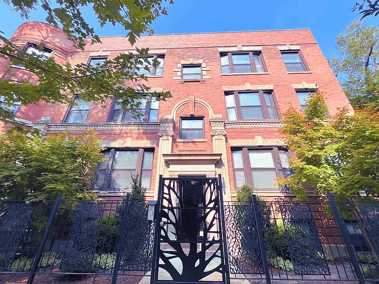 4002 S Calumet Ave — Photo 2