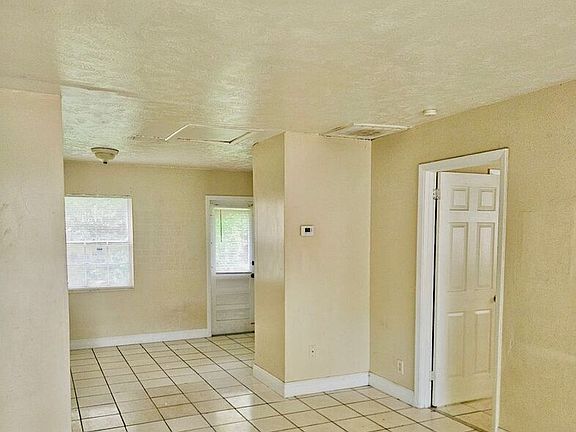 4th image of 1404 College Park Ct APT A