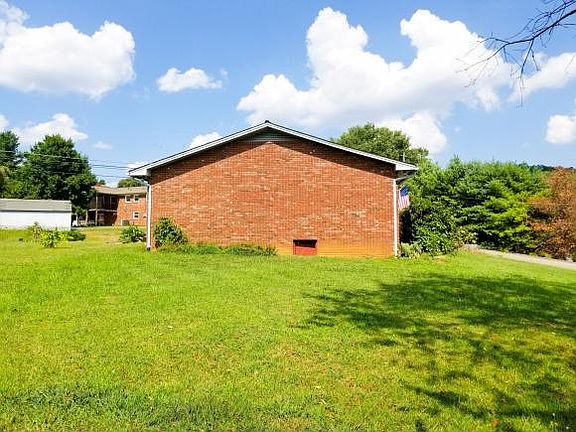 3rd image of 4500 Lochiel Ct