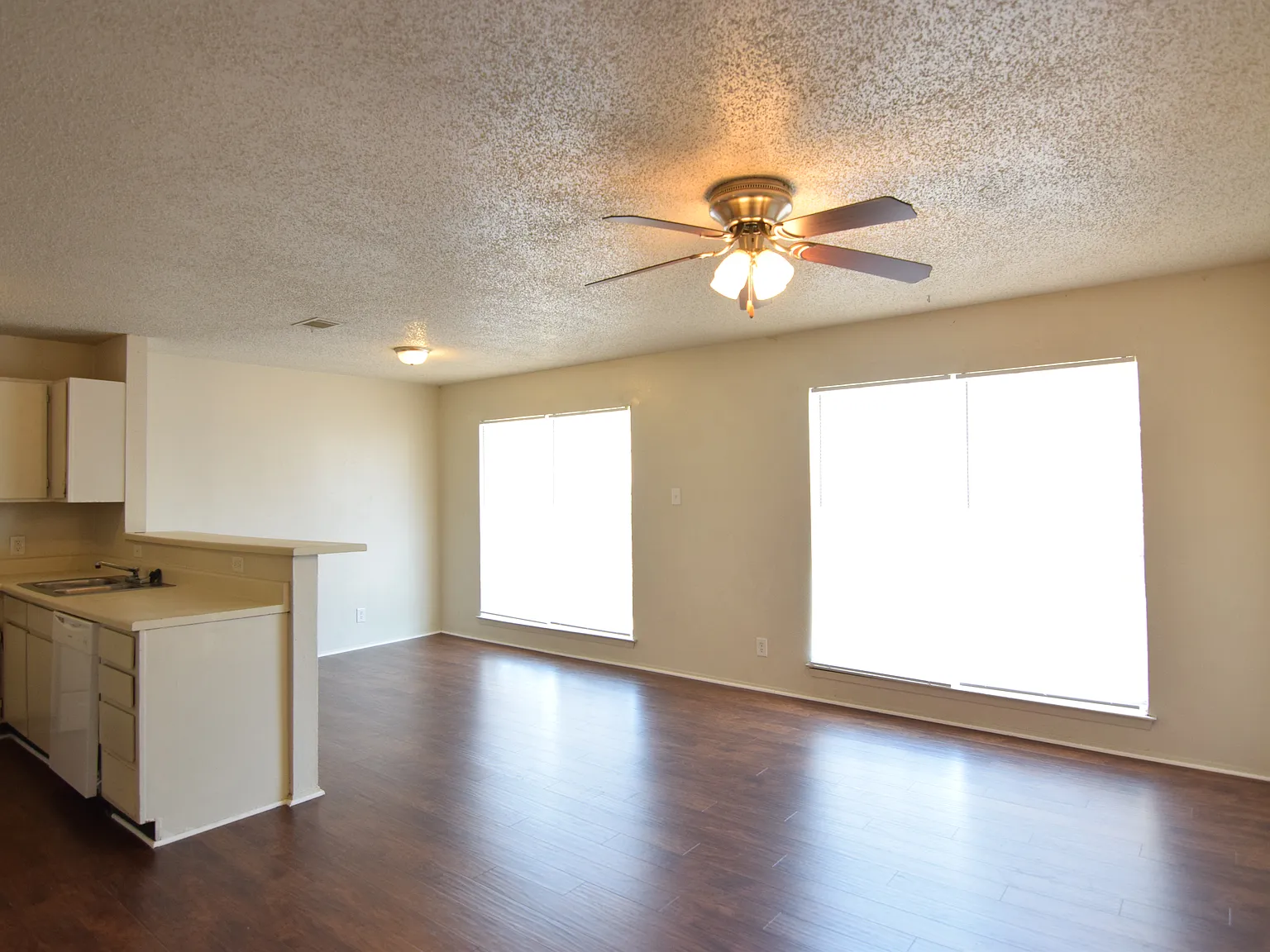 705 W Ave D, Belton — Photo 3
