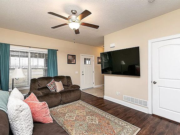 4th image of 206 SW Heritage Ln