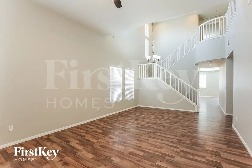 4 bed, 2.5 bath, 2708 sqft, $2,380 — Photo 3