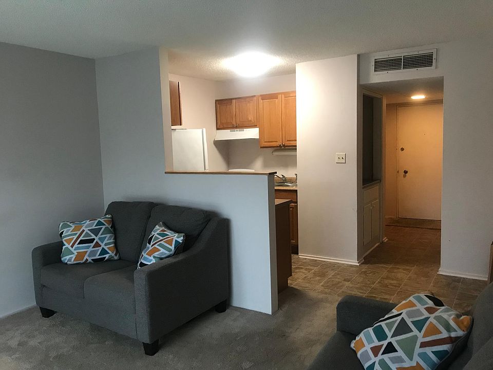 1st image of 2424 Tennis Ct #B20