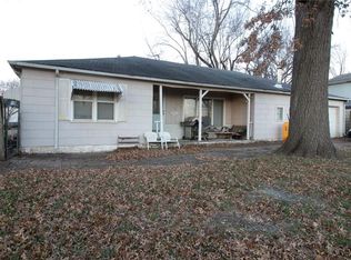 2024 Sunset Dr, Oak Grove, MO 64075