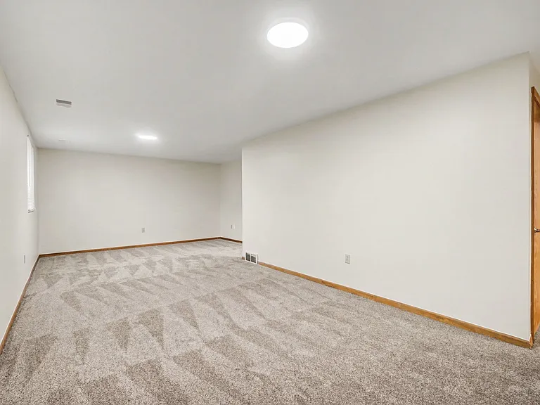 6065 Fairgrove St — Photo 16