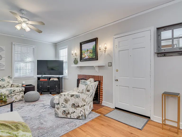 2631 Oakland Ave — Photo 3