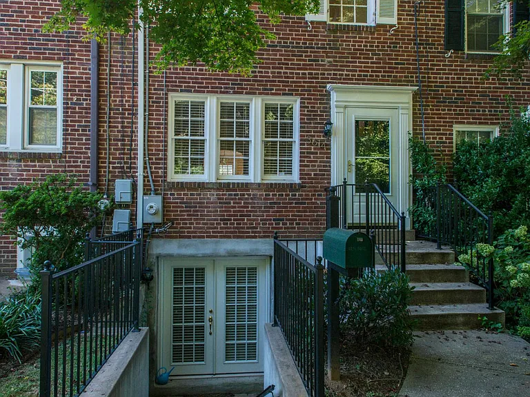 3614 Whitehaven Pkwy NW — Photo 2