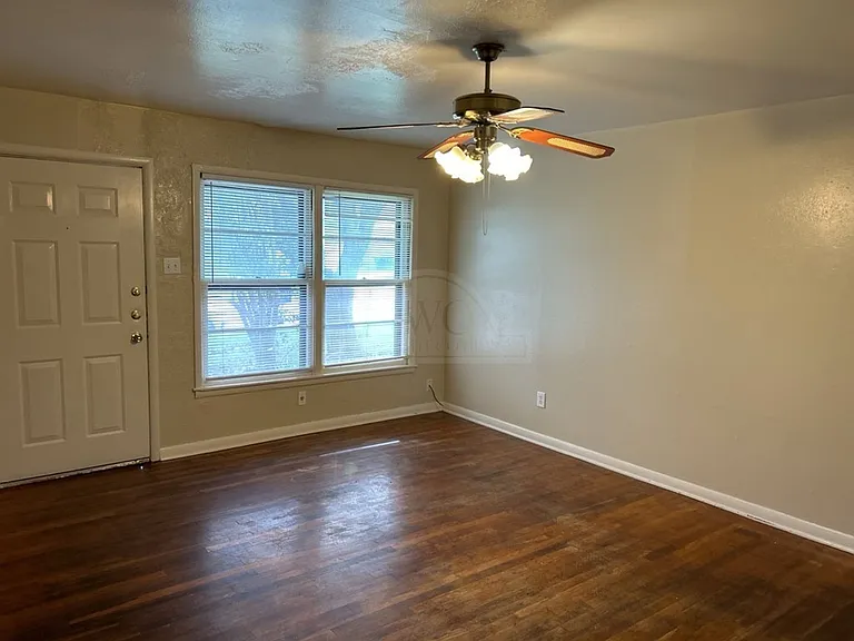 408 Allen St — Photo 2