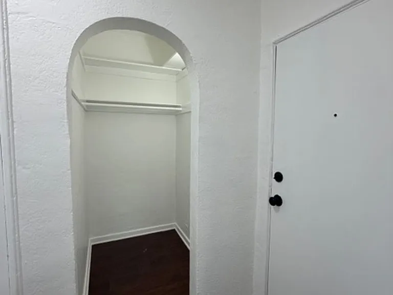 512 N Alexandria Ave — Photo 4