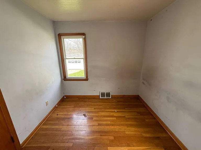 16011 Maplewood Ave — Photo 4