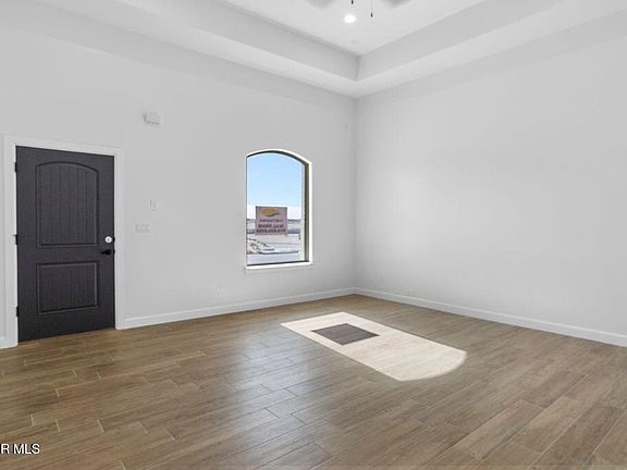 4th image of 421 Deserts Dr