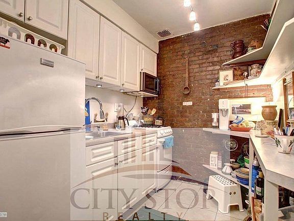 4th image of 59 W 74th St #2