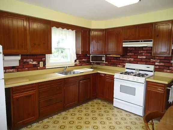 2nd image of 261 Beechwood Cres