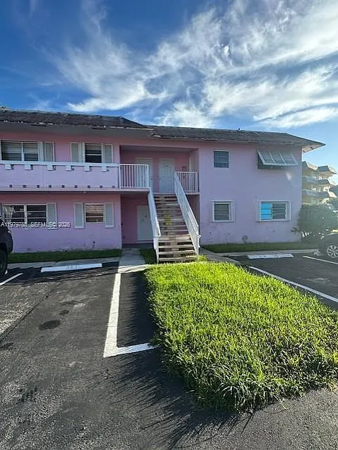Photo 1 of 13 - 7500 SW 82nd St #G110 - Miami, FL Primary Photo - 7500 SW 82nd St #G110