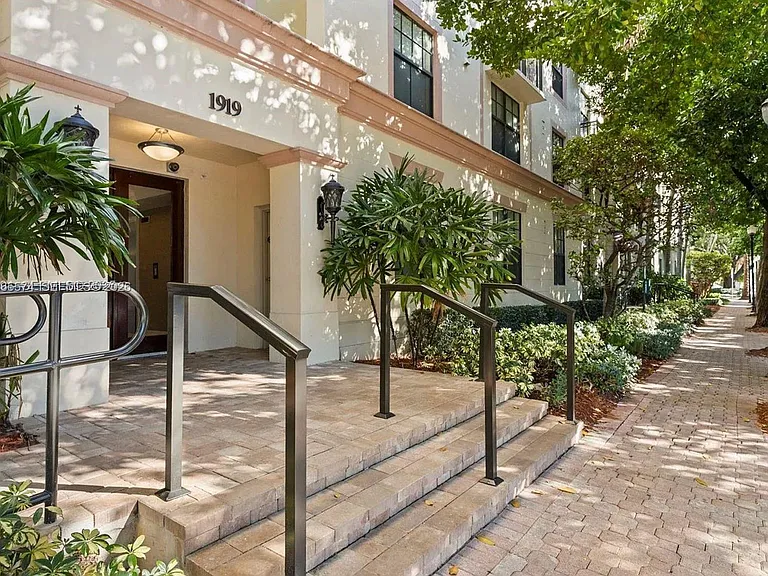 1919 Van Buren St #818A — Photo 47