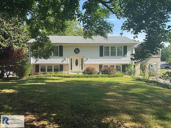 2nd image of 2065 Woodlake Dr