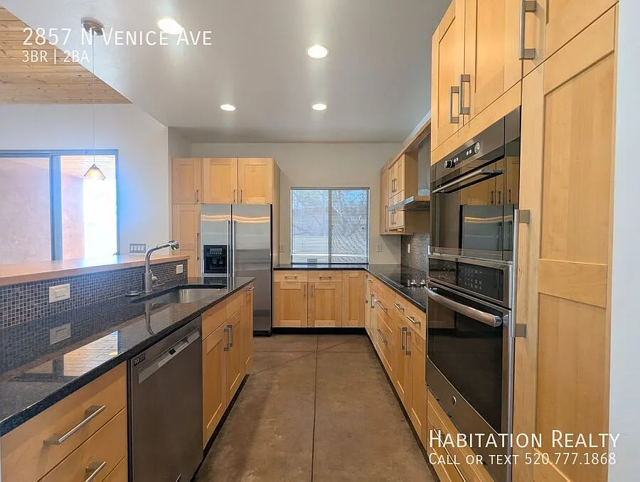 Deluxe 3bed/2bath home, solar included + xeriscape backyard at the Vista Del Monte! — Photo 2
