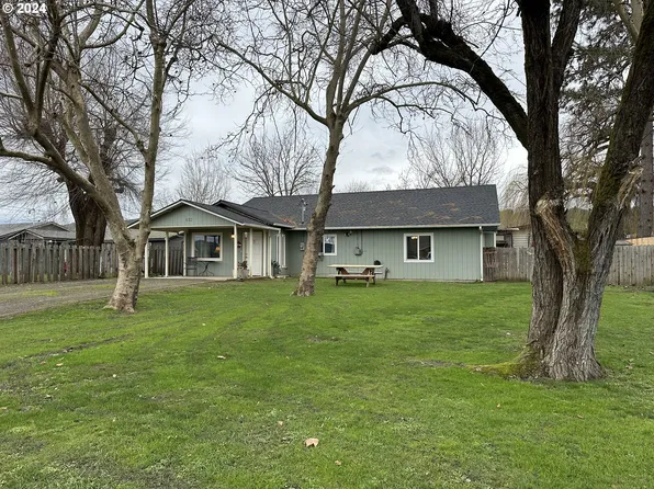 206 Ervin Ave, Roseburg, OR 97471