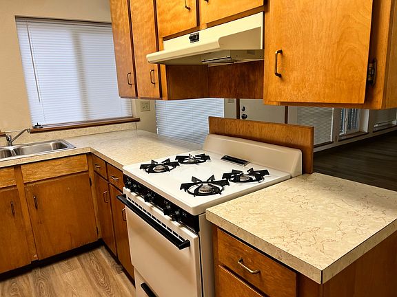 3rd image of 2500 Main St #518404