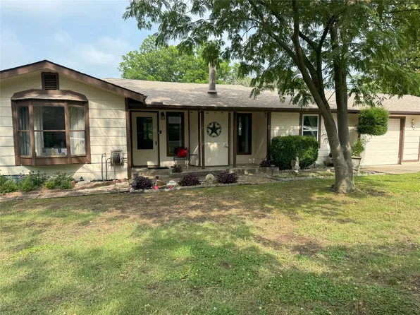 112 Live Oak St, Azle, TX 76020
