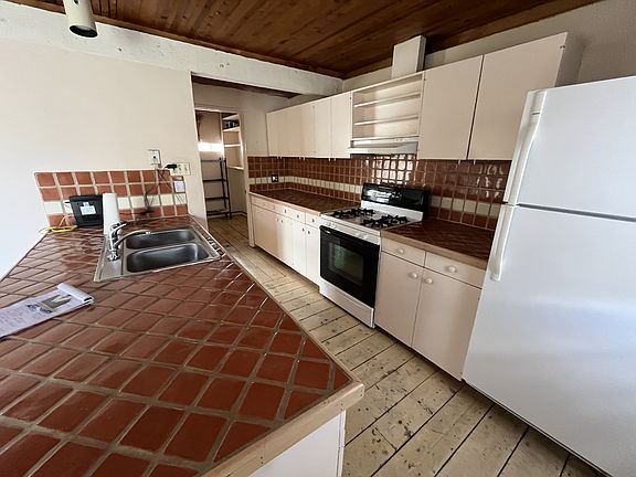4th image of 121 Roberts Ln #1