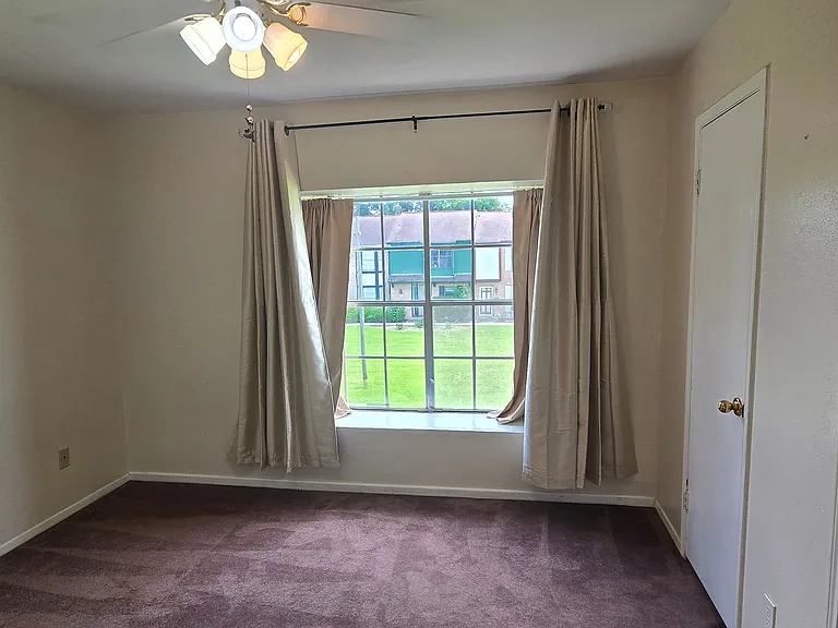 Window Seat overlooks courtyard