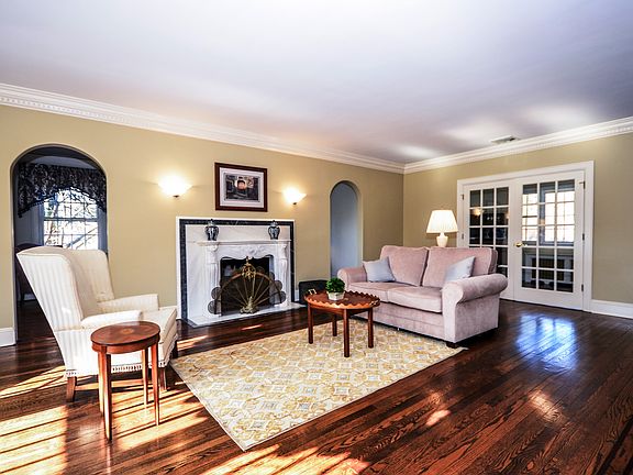 4th image of 210 Hillair Cir