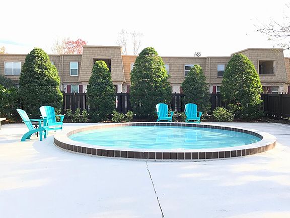 4th image of 1406 Village Ln