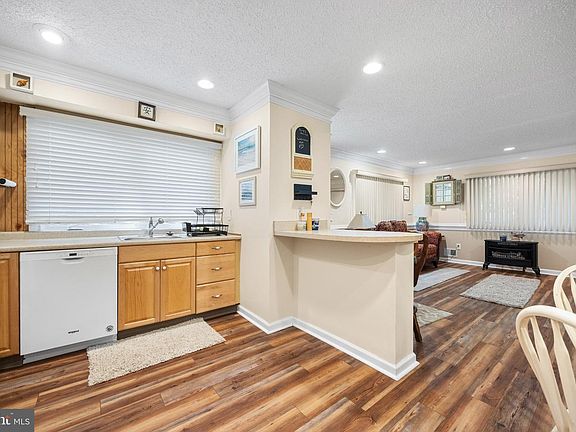 4th image of 115 Swan Blvd