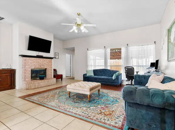 409 Huddleston Ct, Springtown, TX 76082