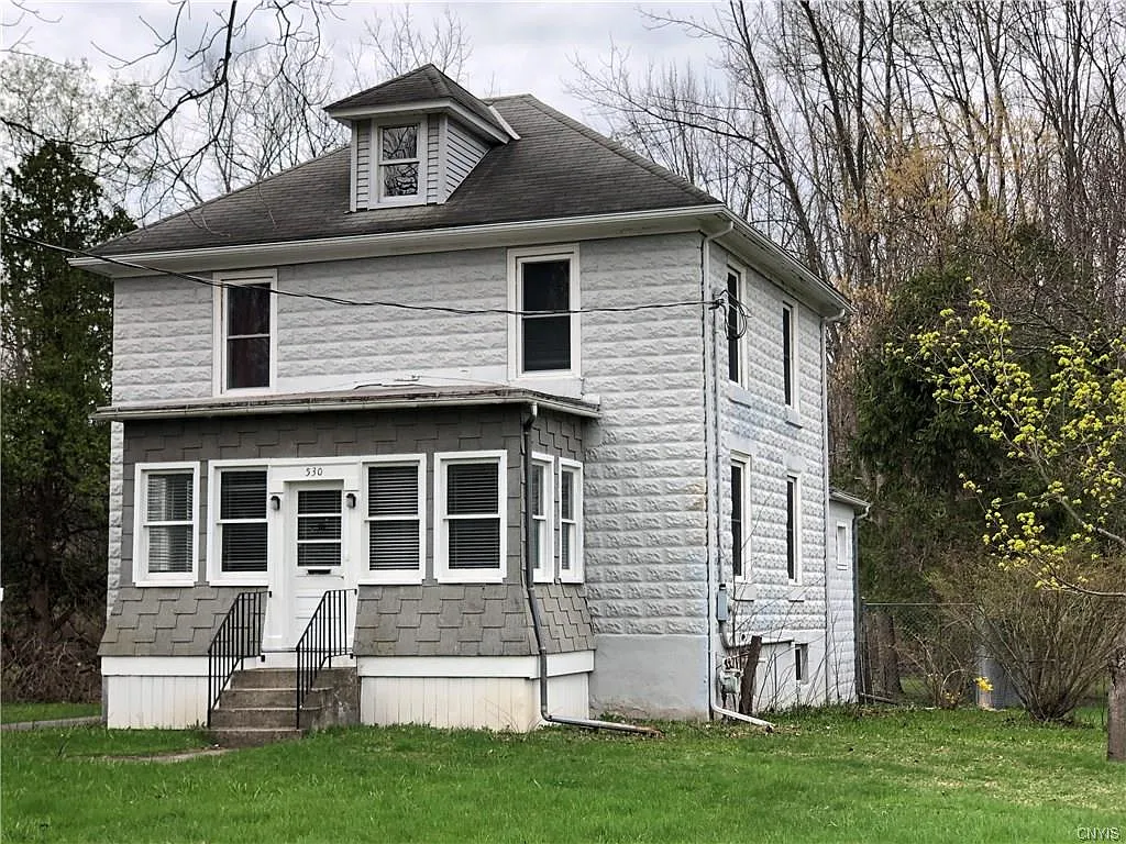530 Grand St photo 1