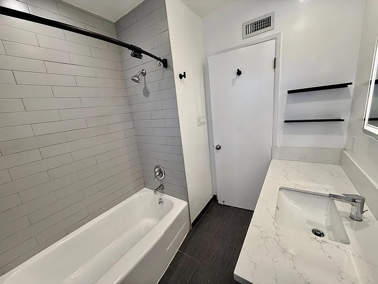 449 Oakhurst — Photo 13