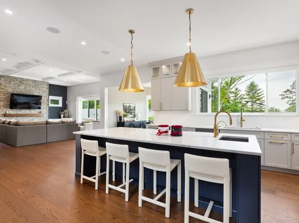 34 Hedgerow Ln, Westwood, MA 02090