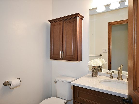 3rd image of 1252 Oakwood Dr