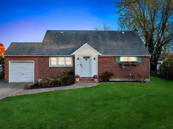 17 Locust Avenue, Oakdale, NY 11769