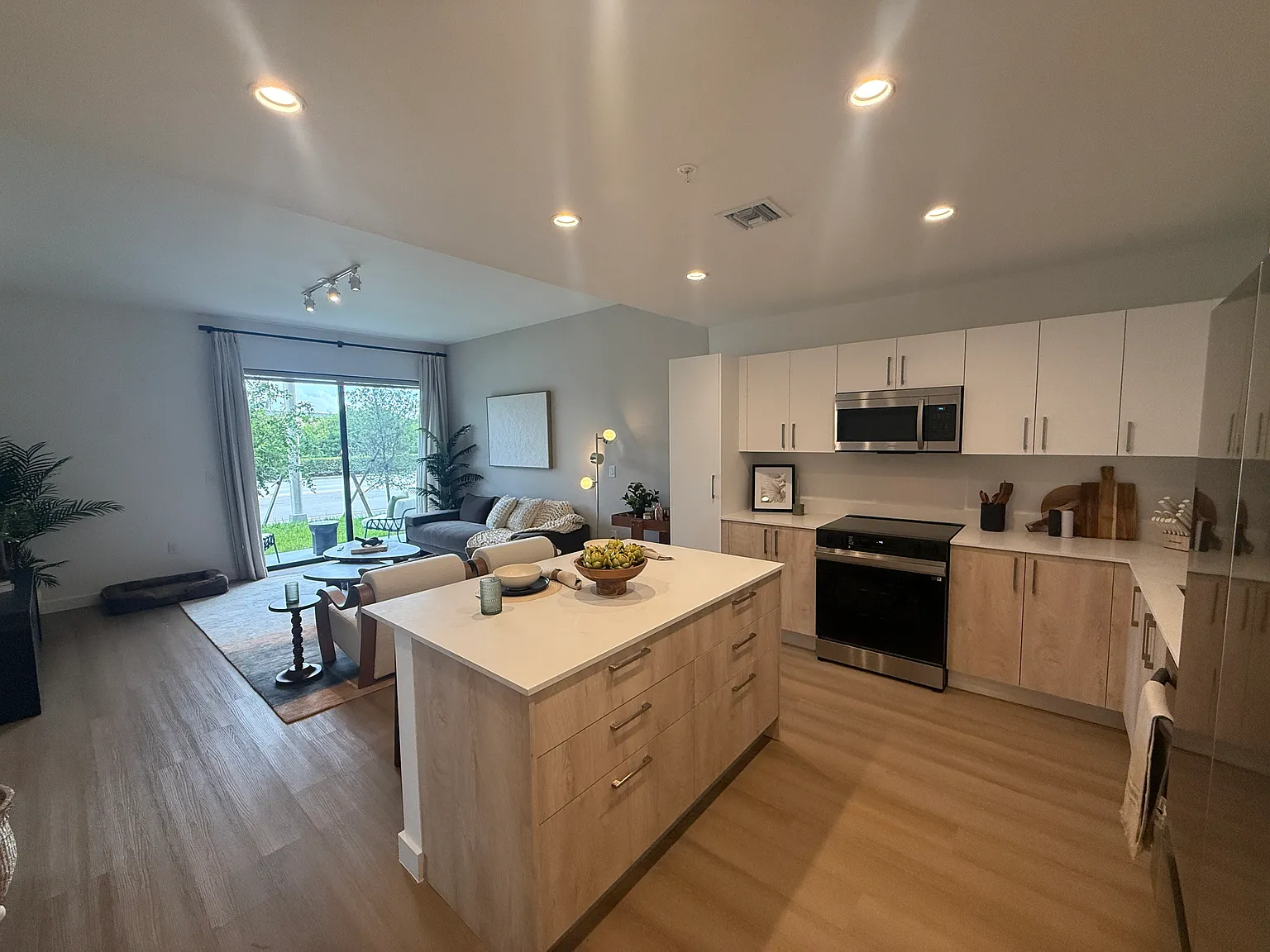 2 bed, 1081 sqft, $2,748 — Photo 1