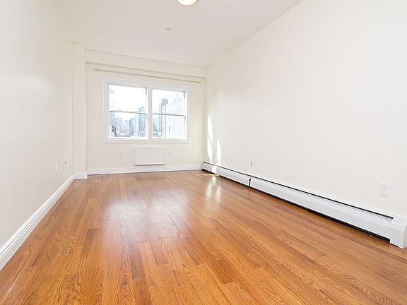 5th image of 12-01 Jackson Ave #F2
