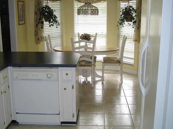 Kitchen/ Dinette with Bay window